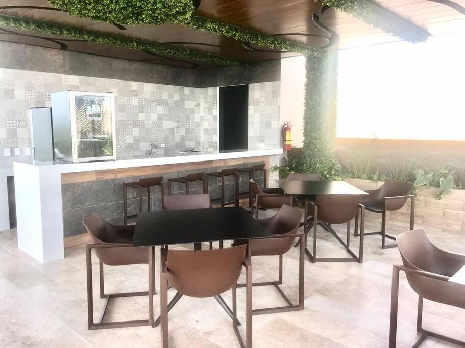 218 Stylish Delux Fast Wifi Apartment